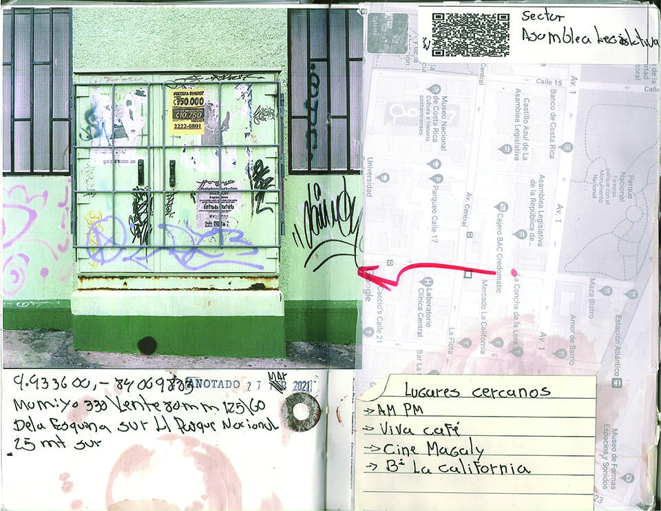 Bit&aacute;cora abierta con collages y fotograf&iacute;as