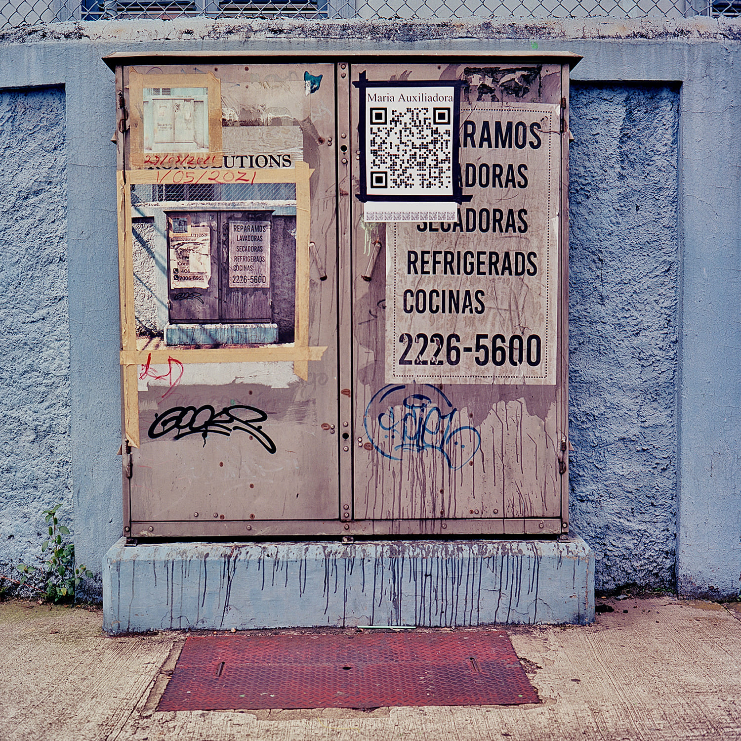 Caja de registro con c&oacute;digo QR, publicidad y graffiti