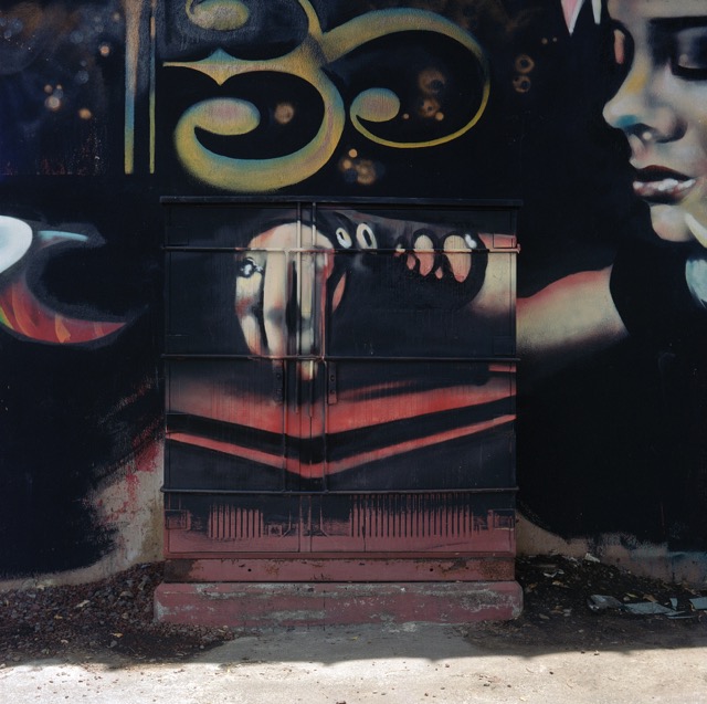 Caja de registro integrada en mural art&iacute;stico urbano