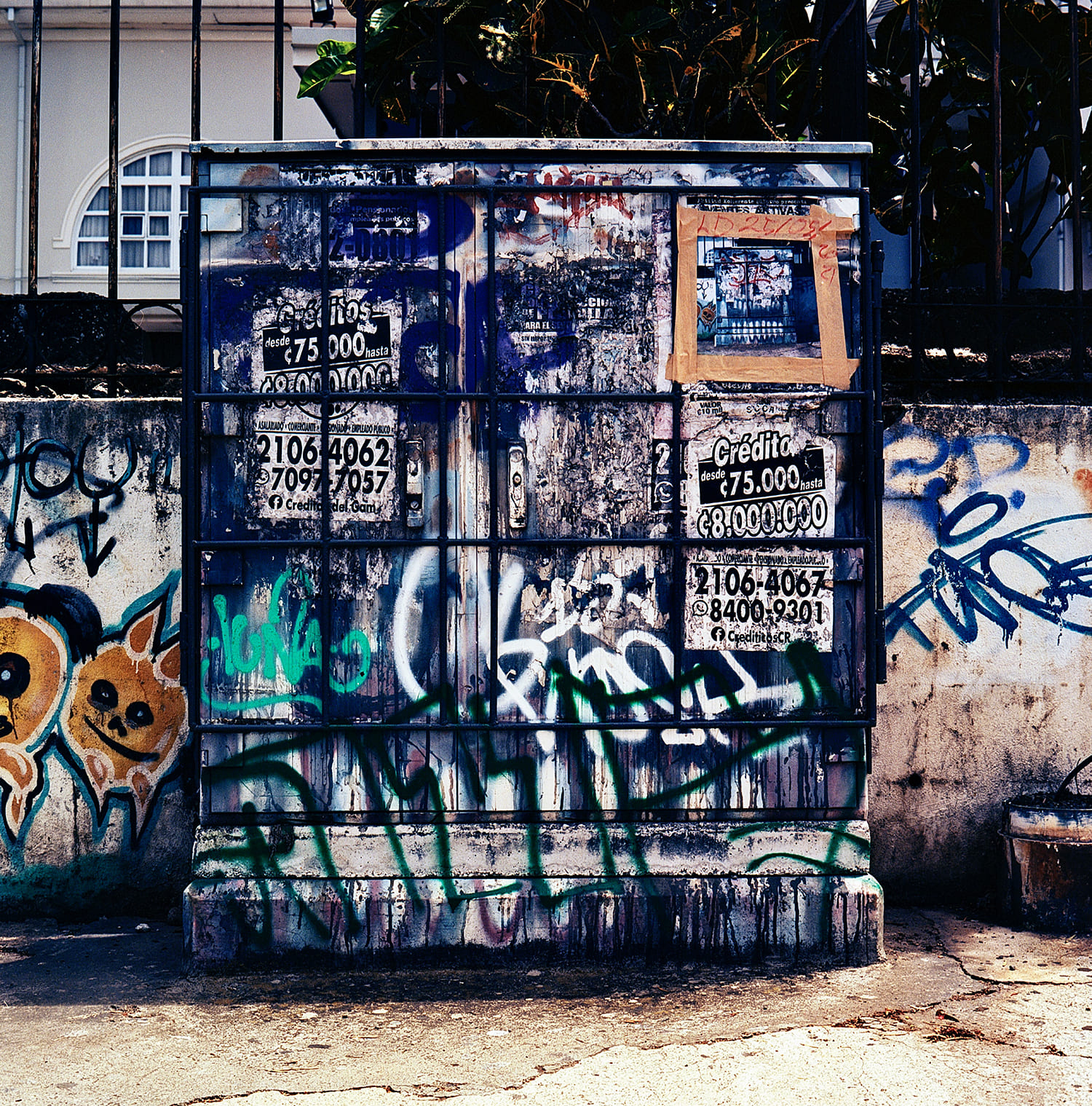 Caja de registro con texturas urbanas en San Jos&eacute;