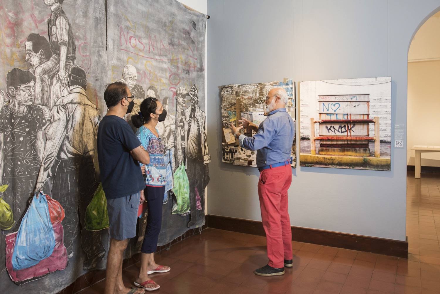 Luis Diego Ramos en galer&iacute;a contemplando su obra